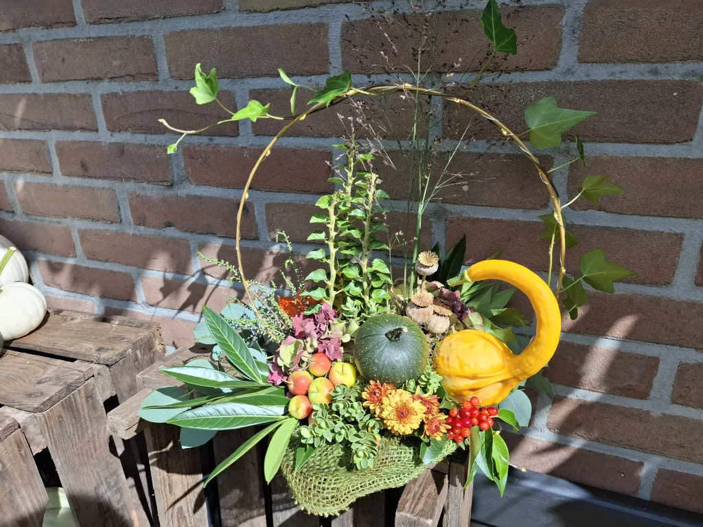 Herfst bloemstuk met verlichte boog
